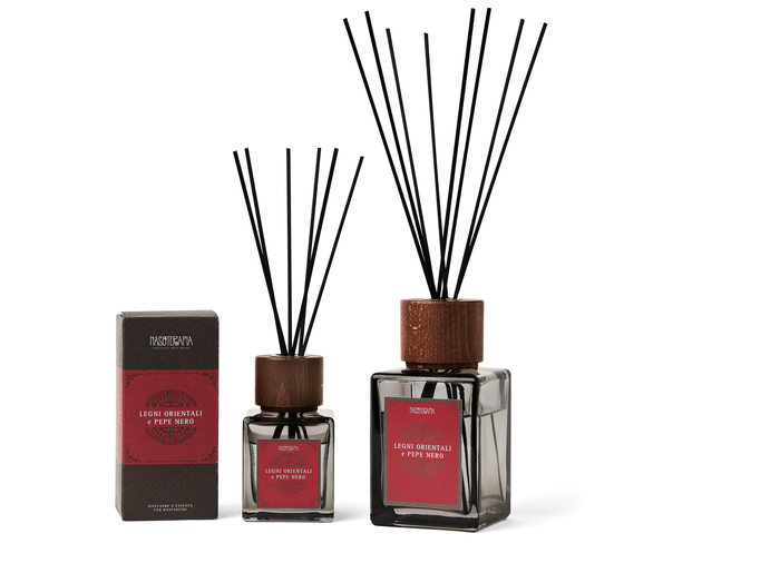 DIFFUSORE BASTONCINI 500 ML LEGNI ORIENTALI E PEPE NERO 500 ML - Farmacia di Regoledo Srl